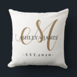 Chic Gold M Monogram Script Name Wedding Date Kissen<br><div class="desc">Chic, modern gold mit Monogramm Hochzeitskissen im Freien mit Ihren Namen und Jahr etabliert in schwarz elegante handgeschriebene Schrift Kalligraphie und klassische Typografie mit einem goldenen M Monogramm auf weißem Hintergrund. Fügen Sie einfach Ihre Namen, Monogramm und Jahr unten festgelegt hinzu. Stilvolles Design und perfekte Dekoration für Hochzeitstische. Kontaktieren Sie...</div>