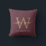 Chic Gold Monogram Burgundy Wedding Date Keepake Kissen<br><div class="desc">Elegantes mit Monogramm Hochzeitskissen mit Ihren Namen und Hochzeitsdatum in weißer handgeschriebener Chic-Schrift-Kalligraphie und Goldmonogramm in moderner Typografie auf bordeauxfarbenem Hintergrund. Fügen Sie einfach Ihre Namen, Monogramm und Hochzeitstermin ein. Großartiges Geschenk für ein frisch verheiratetes Paar. Exklusiv für Sie entworfen von Happy Dolphin Studio. Wenn Sie Hilfe oder passende Produkte...</div>
