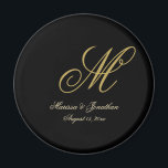 Chic Gold Monogram Script Black Wedding Magnet<br><div class="desc">Dieser elegante, schwarze, kundenspezifische Monogramm Hochzeitsmagnet wird Ihren Gunst-Gaben noch mehr Klasse verleihen. Die schicke Designvorlage enthält das Monogramm des Bräutigams mit dem Vornamen des Bräutigams und des Bräutigams sowie das Hochzeitstermin in Imitaten, um es zu personalisieren. Karo in unserem I Liebe Weddingz Shop um mehr zu erfahren. Entworfen von...</div>