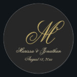 Chic Gold Monogram Script Black Wedding Runder Aufkleber<br><div class="desc">Diese eleganten, speziell auf die Bedürfnisse der Hochzeitsgäste zugeschnittenen Monogramm-Hochzeitsaufkleber fügen Ihren Hochzeitsmailings eine Touch Klasse hinzu und begünstigen Geschenke. Die schicke Designvorlage enthält das Monogramm des Bräutigams mit dem Vornamen des Bräutigams und des Bräutigams sowie das Hochzeitstermin in Imitaten, um es zu personalisieren. Karo in unserem I Liebe Weddingz...</div>