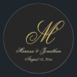 Chic Gold Monogram Script Black Wedding Runder Aufkleber<br><div class="desc">Diese eleganten, speziell auf die Bedürfnisse der Hochzeitsgäste zugeschnittenen Monogramm-Hochzeitsaufkleber fügen Ihren Hochzeitsmailings eine Touch Klasse hinzu und begünstigen Geschenke. Die schicke Designvorlage enthält das Monogramm des Bräutigams mit dem Vornamen des Bräutigams und des Bräutigams sowie das Hochzeitstermin in Imitaten, um es zu personalisieren. Karo in unserem I Liebe Weddingz...</div>