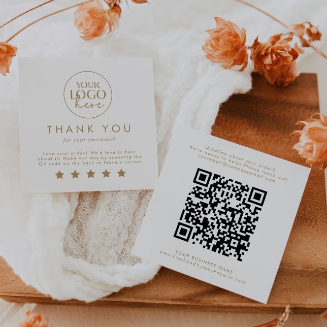 Chic Gold Typografy Logo QR Code Verlass A Review Quadratische Visitenkarte (Von Creator hochgeladen)