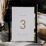 Chic Gold Typografy Tischnummer<br><div class="desc">Diese schicke, goldene Typografie-Tischnummer ist perfekt für eine moderne Hochzeit. Das einfache Design besticht durch klassisch minimalistische Gold- und Weißtypografie mit einem rustikalen Bohhustengefühl. Anpassbar in jeder Farbe. Behalt das Design minimal und elegant, wie es ist, oder personalisiere es durch Hinzufügen von eigenen Grafiken und Kunstwerken. Die Karte druckt auf...</div>