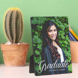 Chic Graduate Foto 2025 Abschluss Keepake Geschenk Fotoplatte<br><div class="desc">Dieses elegante,  weiße Typografie-Overlay-Foto-Abschluss-Poster zeichnet sich durch eine schicke,  weiße Schrift über Ihrem High School- oder Uni-Abschluß-Foto aus. Passen Sie mit Ihrem Namen und Ihrer Klasse unter der schönen Kalligrafie auf diesem schönen Party Dekor für einen Seniorenstudenten der Klasse von 2025.</div>