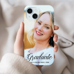 Chic Graduate Senior Foto Custom Abschluss Year Case-Mate iPhone Hülle<br><div class="desc">Dieses elegante,  schwarze Typografie-Overlay Foto Abschluss iPhone Gehäuse verfügt über eine schicke kursive Schrift über Ihr High School- oder Uni-Abschluss-Foto. Passen Sie Ihren Namen und Ihre Klasse unter der schönen Kalligrafie für eine stolze Mutter oder Vater eines Absolventen an.</div>