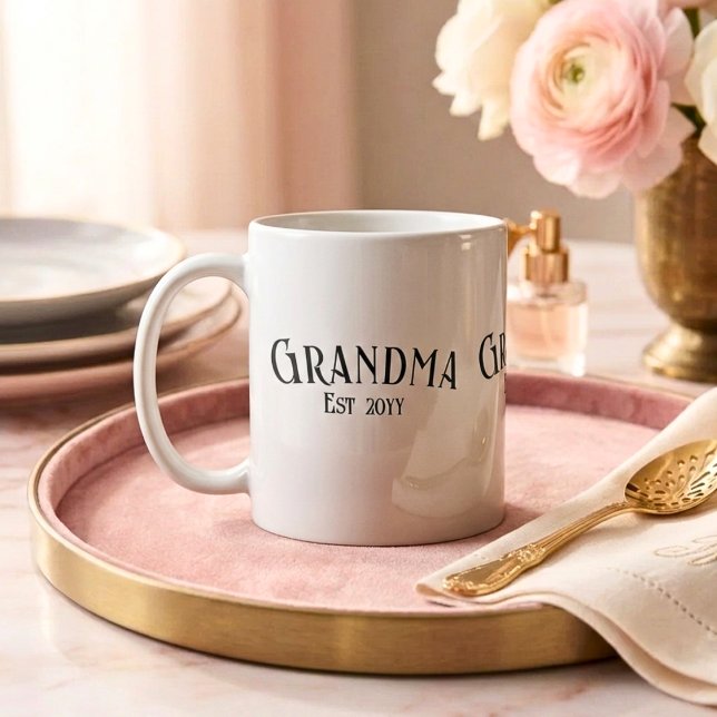 Chic Grandma Established Personalize Name Year Kaffeetasse (Von Creator hochgeladen)