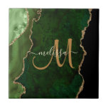 Chic Green Gold Glitzer Agate Custom Monogram Fliese<br><div class="desc">Diese elegante personalisierte dekorative Kachel zeichnet sich durch ein elegantes,  grünes Ambiente aus,  das durch den goldenen Glitzer der Imitate besticht. Personalisieren Sie Ihr Monogramm zunächst in handgeschriebenem Skript mit Ihrem Namen oben. Ein einzigartiges Geschenk für Geburtstag,  Urlaub und jeden besondere Anlass. Entworfen für Sie von Extreme T-Shirts!</div>