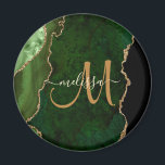 Chic Green Gold Glitzer Agate Custom Monogram Magnet<br><div class="desc">Dieser elegante personalisierte Magnet mit grünen Akzenten mit Imitaten goldenen Glitzer. Personalisieren Sie Ihr Monogramm zunächst in handgeschriebener Goldskriptkalligraphie mit Ihrem Namen oben. Ein einzigartiges Geschenk für Geburtstag,  Urlaub und jeden besondere Anlass. Entworfen für Sie von Extreme T-Shirts!</div>
