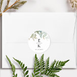 Chic Greenery Wedding Monogram Umschlag Aufkleber/ Runder Aufkleber<br><div class="desc">Fügen Sie Ihren Hochzeitshülsen und/oder Gastgeschenke Hochzeiten ein elegantes Detail mit diesem eleganten Monogramm-Aufkleber hinzu. Stilvolles, aber minimales und einfaches Design mit zarten Eukalyptus-Grünflächen-Ästen mit Blätter, die die Initialen des Paares zeigen, und einer zusätzlichen Textzeile, ideal für ein Datum oder eine kurze Nachricht wie "Danke für das Kommen" für die...</div>