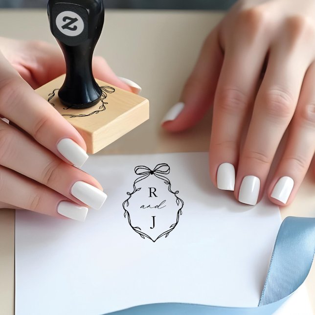 Chic Hand Draw Bow & Ribbon Monogram Wappen Gummistempel (Chic Hand Drawn Bow & Ribbon Monogram Crest Rubber Stamp)