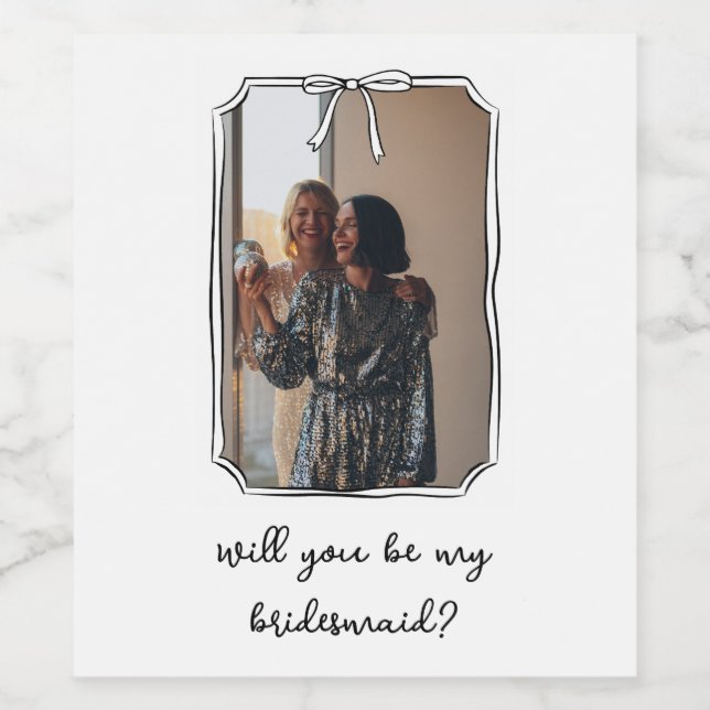 Chic Hand Drawn Bow Bridesmaid Vorschlag Foto Weinetikett (Einzelnes Label)