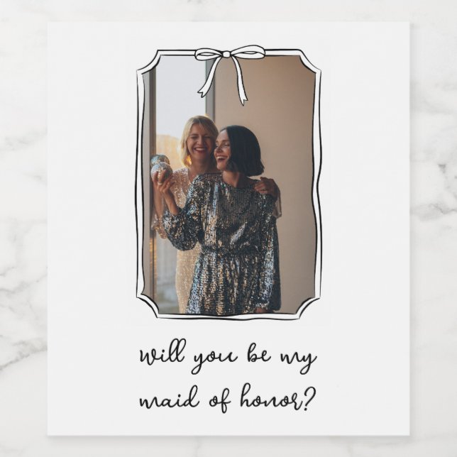 Chic Hand Drawn Bow Trauzeugin Vorschlag Foto Weinetikett (Einzelnes Label)