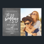 Chic Hand Letted Chalkboard Save the Date Foto<br><div class="desc">Diese elegante und moderne Foto-Save the Date-Karte verfügt über einen schönen Schriftart mit Pinselschrift auf einem Chalkboard-Hintergrund für Imitate. Besuchen Sie den Shop,  um die Erholung der Sammlung aus der Chic Typografy Gold Suite zu sehen.</div>