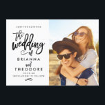 Chic Hand Letted Save the Date Foto<br><div class="desc">Diese elegante und moderne Foto-Save the Date-Karte verfügt über einen schönen,  schwarzen Pinsel-Script-Schriftart. Besuchen Sie den Shop,  um die Erholung der Sammlung aus der Chic Typografy Suite zu sehen.</div>