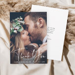 Chic Hand Letter Wedtered Dankeschön Fotokarte Dankeskarte<br><div class="desc">Modernes,  weißes Script Dankeschön-Karte mit benutzerdefinierter Textnachricht auf der Rückseite. Ideal für Hochzeiten,  Geburtstage,  Abschlüsse und andere Veranstaltungen.</div>