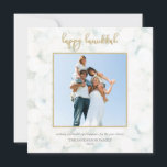 Chic Happy Hanukkah White and Gold Foto Card Feiertagskarte<br><div class="desc">Ein sehr einfaches, modernes Design. Feiner weißer Hintergrund mit goldenem Glitzer-Effekt-Rahmen und Text oben. Der Goldtext kann nach Belieben neu formatiert und positioniert werden. Vollständig bearbeitbarer Text am unteren Rand - Ändern Sie die Nachricht und den Stil, die Größe, die Farbe usw. Viel Platz auf der Rückseite, wenn Sie eine...</div>