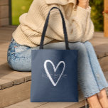 Chic Heart Navy Blue Personalisiert<br><div class="desc">Diese marineblaue Totentasche ist mit Ihrem Namen in einem einfachen Schriftart über einem großen weißen Herz personalisiert. Ideal für Sie,  für Ihre Brautmädchen,  Buchklub,  Abschluss Geschenk,  Geburtstagsgeschenk,  Geschenk des Lehrers oder jeden Anlass. MEHR Farben in unserem Geschäft.</div>