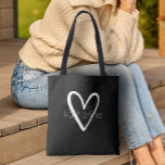 Chic Heart Personalisiert Black<br><div class="desc">Diese schwarze Tasche ist personalisiert mit Ihrem Namen in einem einfachen Schriftart über einem großen weißen Herz. Ideal für Sie,  für Ihre Brautmädchen,  Buchklub,  Abschluss Geschenk,  Geburtstagsgeschenk,  Geschenk des Lehrers oder jeden Anlass. MEHR Farben in unserem Geschäft.</div>