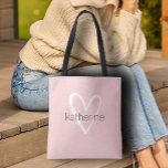 Chic Heart Personalisiert Blush Pink<br><div class="desc">Diese rötlich-rosa Tasche ist mit Ihrem Namen in einem einfachen Schriftart über einem großen weißen Herz personalisiert. Ideal für Sie,  für Ihre Brautmädchen,  Buchklub,  Abschluss Geschenk,  Geburtstagsgeschenk,  Geschenk des Lehrers oder jeden Anlass. MEHR Farben in unserem Geschäft.</div>