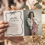 Chic Hello Thirty' Photo 30th Birthday Party Einladung<br><div class="desc">Make your birthday celebration one to remember with our stylish and modern 'Hello Thirty' Photo Birthday Invitation. Featuring a dreamy cream background adorned with a playful black doodle frame and bow, this invitation also includes an elegant party template that can be tailored to your liking. Add a favourite pic of...</div>
