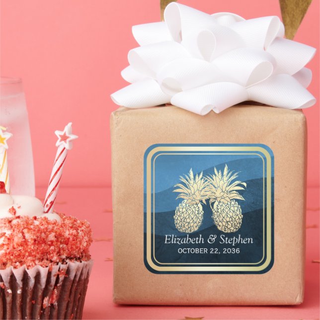 Chic Imitate Gold Ananas Couple Blue Wave Wedding Quadratischer Aufkleber (Party)
