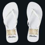 Chic Imitats Gold Bride Wedding Bachelorette Flip Flops<br><div class="desc">Elegante,  schicke und moderne Imitate drucken Gold-Kontur,  Bride-Sake-Flip-Flops. Dieses klassische und raffinierte Design ist perfekt für die stilvolle,  trendige und stilvolle Bride. Tragen Sie sie zu Ihrem Junggeselinnen-Abschied oder zu jeder Hochzeitsfeier. Das gesamte Foto-Druckdesign.</div>