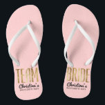 Chic Imitats Gold Team Bride Wedding Bachelorette Flip Flops<br><div class="desc">Elegante, schicke und moderne Imitats druckten Gold Kontur Rose Quarz Rosa, Team Bride halten Flip Flops. Dieses klassische und raffinierte Design ist perfekt für die klassische, trendige und stilvolle Brautjungfrau oder Trauzeugin. Tragen Sie sie zum Junggeselinnen-Abschied oder zu jeder Hochzeitsveranstaltung, um Ihre Unterstützung für die Braut zu zeigen. Das gesamte...</div>
