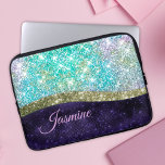Chic iridescent lila Blue Imitats Glitzer Monogram Laptopschutzhülle<br><div class="desc">Hübscher schick und elegant mädchenhaft silber und irisierende Imitate Glitzer in Einhorn, Regenbogen, aquamarin, aqua, lila blau zu schaffen eine besondere stilvolle Laptop-Hülle. Fügen Sie Ihrem Büro, Ihrem Schreibtisch oder Ihrem persönlichen Raum einen stilvollen individuelle Name und eine monografische Laptop-Hülle hinzu. Das perfekte Accessoire für ein modernes Mädchen oder eine...</div>