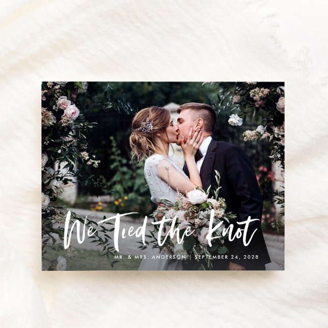 Chic Lässiges Skript und Foto | Hochzeit Ankündigungspostkarte (Von Creator hochgeladen)