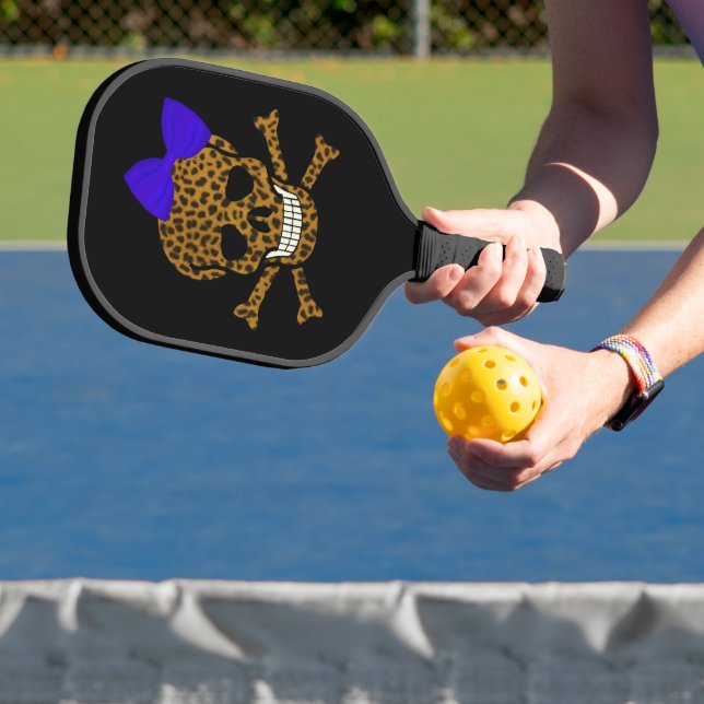 Chic Leopard Print Pirate Skull Blue Bow Pickleball Schläger (InSitu)