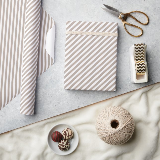 Chic Light Taupe Grau Brown White Stripes Muster Geschenkpapier (Kunsthandwerk)
