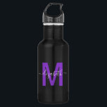 Chic Lila Driving Glitzer Monogram Name Edelstahlflasche<br><div class="desc">Diese schicke personalisierte Wasserflasche verfügt über ein Monogramm-Initial in Imitaten,  die mit Ihrem Namen lila sind,  in einem eleganten,  handgeschriebenen weißen Schrift auf schwarzem Hintergrund. Entworfen für Sie von Extreme T-Shirts!</div>