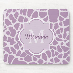 Chic-lila Giraffen-Druck mit Monogramm und Namen Mousepad
