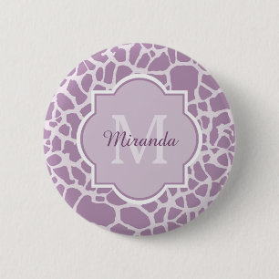 Chic Lila Giraffenausdruck mit Monogramm und Name Button