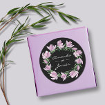 Chic Lila Magnolia Floral Wasserfarbenhochzeit Runder Aufkleber<br><div class="desc">Elegantes Aquarelldesign mit lila Magnolienblüten und Blätter auf schwarzem Hintergrund,  in elegantem Schriftsatz. Ändern Sie den schwarzen Hintergrund zu einer beliebigen Farbe,  um Ihre Hochzeit Thema. Übereinstimmen von Elementen in unserer Sammlung.l</div>