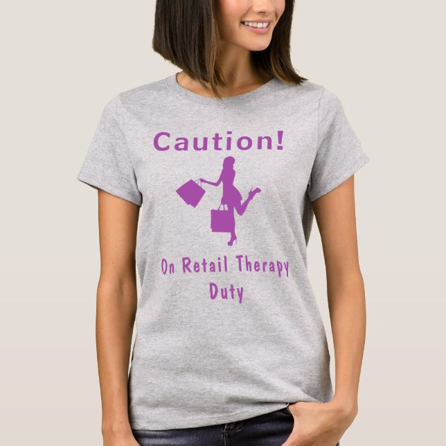 Chic Lila Retail Therapy Duty T-Shirt (Vorderseite)
