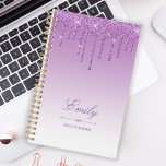 Chic Luxury Glitzer Tropfen Lila Personalisiert 20 Planer<br><div class="desc">Dieser schicke Planer verfügt über einen funkelnd lila Imitat Glitzer Tropfen Rand und lila ombre Hintergrund. Personalisieren Sie es mit ihrem Namen in elegantem Drehbuch über einen lila Diamantenteiler. Die Wörter "2025 Planer" oder ein anderer Text Ihrer Wahl erscheinen im serifenlosen Schriftart unten.</div>