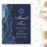 Chic Mazel Tov Navy Blue Gold Custom Bat Mitzvah Karte<br><div class="desc">Elegantes marineblau und goldfarbenes Dekor schmückt die Seite dieser modernen Bat Mitzvah Party Gratulations-Karte. Mazel Tov! Passen Sie es unter dem Star of David an. Perfekte Grußkarte für eine schicke,  stilvolle jüdische Familie,  die ein Mädchen feiert,  das zur Tora gerufen wird.</div>