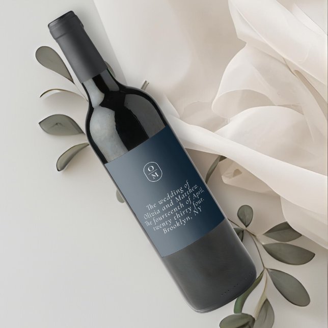 Chic Midnight Blue Monogram Wedding Weinetikett (Von Creator hochgeladen)