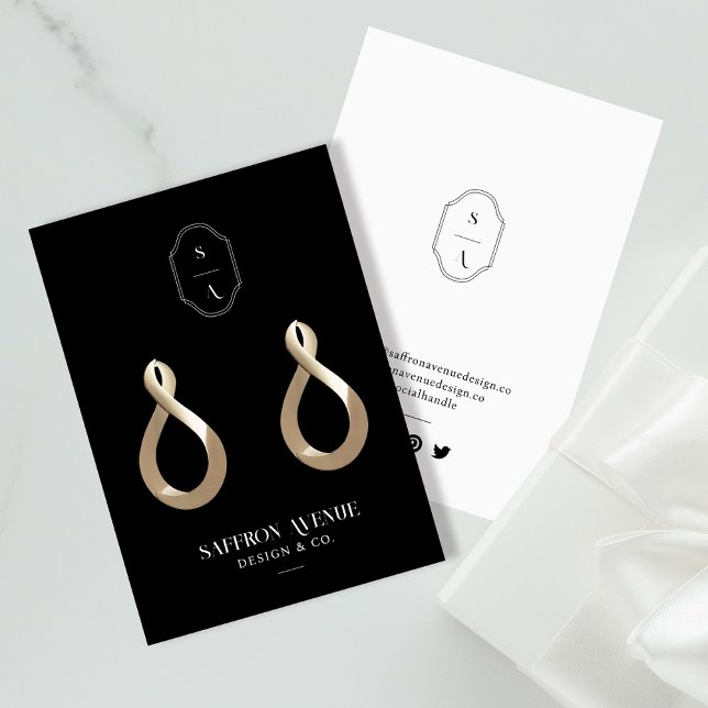 Chic Minimal Black Custom Monogram Earring Display Visitenkarte (Von Creator hochgeladen)