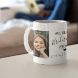 Chic Minimal Foto | Werden Sie meine Bridesmaid se Kaffeetasse<br><div class="desc">Eine Hochzeit zu planen ist eine aufregende Zeit für jeden, wichtige Entscheidungen zu treffen, wie z.B. wer Ihre Brautjungfrau sein wird, ist nur eine davon. Diese stilistischen, minimalen Kaffeebeutel sind eine großartige Möglichkeit, sie fragen und geben ihnen ein Foto, das für immer schätze. Die Tasse zeigt Ihr Lieblingsbild von Ihnen...</div>
