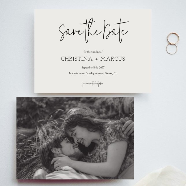 Chic Minimalist Kalligrafie-Script Foto-Hochzeit  Save The Date (Von Creator hochgeladen)