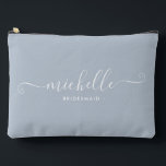 Chic Minimalistisch Dusty Blue Personalisiert Brid Zubehörtasche<br><div class="desc">Mit unserem schicken Minimalistischen Dusty Blue Personalisiert Bridesmaid Accessoires Pouch, einem stilvollen und vielseitigen Geschenk, das Ihre Brautjungfrauen in Eleganz feiern soll. Dieses Accessoire ist der Inbegriff des modernen Chic, perfekt für jeden Anlass, von Bräunungsvorschlägen bis zu Brautpartys. Das minimalistische Design dieses Puffs zeichnet sich durch eine Dusty Blue-Farbe aus,...</div>