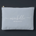 Chic Minimalistisch Dusty Blue Personalisiert Brid Zubehörtasche<br><div class="desc">Mit unserem schicken Minimalistischen Dusty Blue Personalisiert Bridesmaid Accessoires Pouch, einem stilvollen und vielseitigen Geschenk, das Ihre Brautjungfrauen in Eleganz feiern soll. Dieses Accessoire ist der Inbegriff des modernen Chic, perfekt für jeden Anlass, von Bräunungsvorschlägen bis zu Brautpartys. Das minimalistische Design dieses Puffs zeichnet sich durch eine Dusty Blue-Farbe aus,...</div>