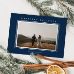 Chic Minimalistisch Elegance Navy Blue Weihnachts- Folien Feiertagskarte<br><div class="desc">Diese elegante Urlaubsfotokarte verfügt über ein horizontales Foto, einen klassisch erhöhten Rahmen rund um das Foto und einen Gruß in einer erhöhten Folie über einem marineblau-Hintergrund. Der Gruß auf der Vorderseite ist editierbar, sodass er leicht auf alles geändert werden kann, was Ihnen gefällt. Die Rückseite der Karte ist dieselbe marineblau...</div>