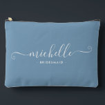 Chic Minimalistisch Lake Blue Personalisiert Bride Zubehörtasche<br><div class="desc">Mit unserem schicken Minimalistischen Lake Blue Bridesmaid Accessoires Pouch, einem stilvollen und vielseitigen Geschenk, das Ihre Brautjungfrauen in Eleganz feiern soll. Dieses Accessoire ist der Inbegriff des modernen Chic, perfekt für jeden Anlass, von Bräunungsvorschlägen bis zu Brautpartys. Dieses minimalistische Design besticht durch eine blau-blaue Farbe, die raffiniert wirkt. Seine Einfachheit...</div>
