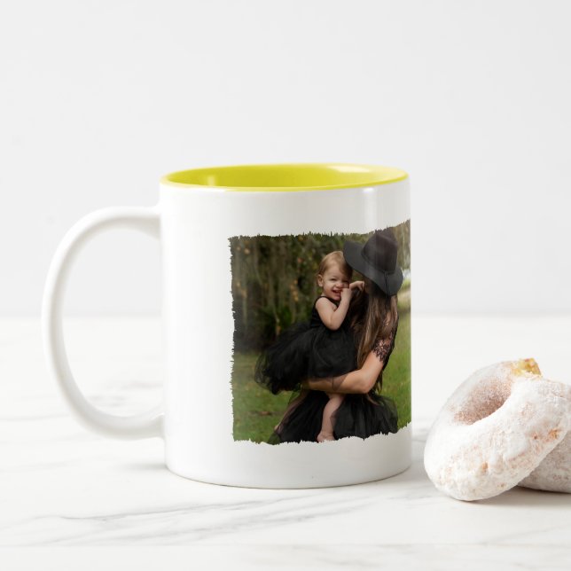 Chic Minimalistisch Monogram Custom Foto Collage G Zweifarbige Tasse (Mit Donut)