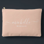 Chic Minimalistisch Peach Pink Personalisiert Brid Zubehörtasche<br><div class="desc">Das Minimalistische Peach Pink Personalisiert Bridesmaid Accessoire Pouch, ein stilvolles und vielseitiges Geschenk, das Ihre Brautjungfrauen in Eleganz feiern soll. Dieses Accessoire ist der Inbegriff des modernen Chic, perfekt für jeden Anlass, von Bräunungsvorschlägen bis zu Brautpartys. Dieser Beutel ist minimalistisch gestaltet und weist eine tiefe, pfirsichrosa Austernhue auf, die raffiniert...</div>