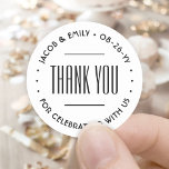 Chic Minimalistisch Typografie Danke Black & White Runder Aufkleber<br><div class="desc">Fügen Sie eine elegante Touch zu Hochzeit Dankeschön-Karten und Empfang-Gastgeschenke mit rund personalisierten Aufklebern / Umschlag Aufklebern. Alle Formulierungen auf dieser Vorlage sind einfach zu personalisieren für ein Brautparty, Jubiläum, Gelbverlängerung oder andere Anlässe. Der Text in einem Kreis kann in einen Namen und eine Adresse geändert werden, um schicke, moderne...</div>