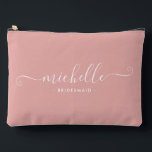 Chic Minimalistische Rose Pink Personalisiert Brid Zubehörtasche<br><div class="desc">Das Minimalistische Peach Pink Personalisiert Bridesmaid Accessoire Pouch, ein stilvolles und vielseitiges Geschenk, das Ihre Brautjungfrauen in Eleganz feiern soll. Dieses Accessoire ist der Inbegriff des modernen Chic, perfekt für jeden Anlass, von Bräunungsvorschlägen bis zu Brautpartys. Dieser Beutel ist minimalistisch gestaltet und weist eine tiefe, pfirsichrosa Austernhue auf, die raffiniert...</div>
